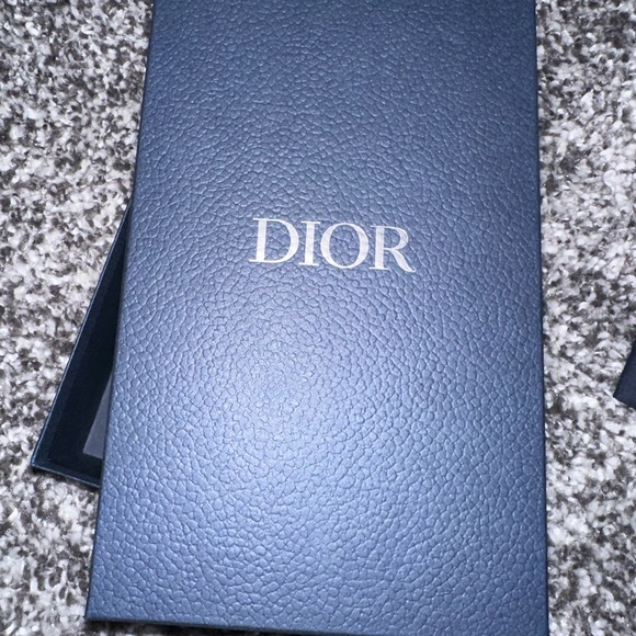 Selling men’s Dior zipped long wallet. Retail price is $1,050 CAD. Condition9/10 - Picture 7 of 10